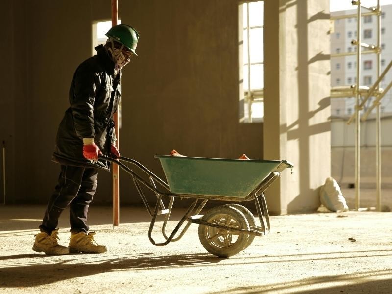 Carrinho de mão: como escolher o modelo ideal para construção, jardim ou obra?