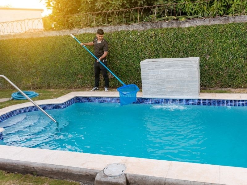 Quais os principais erros na limpeza da piscina (e como evitá-los)